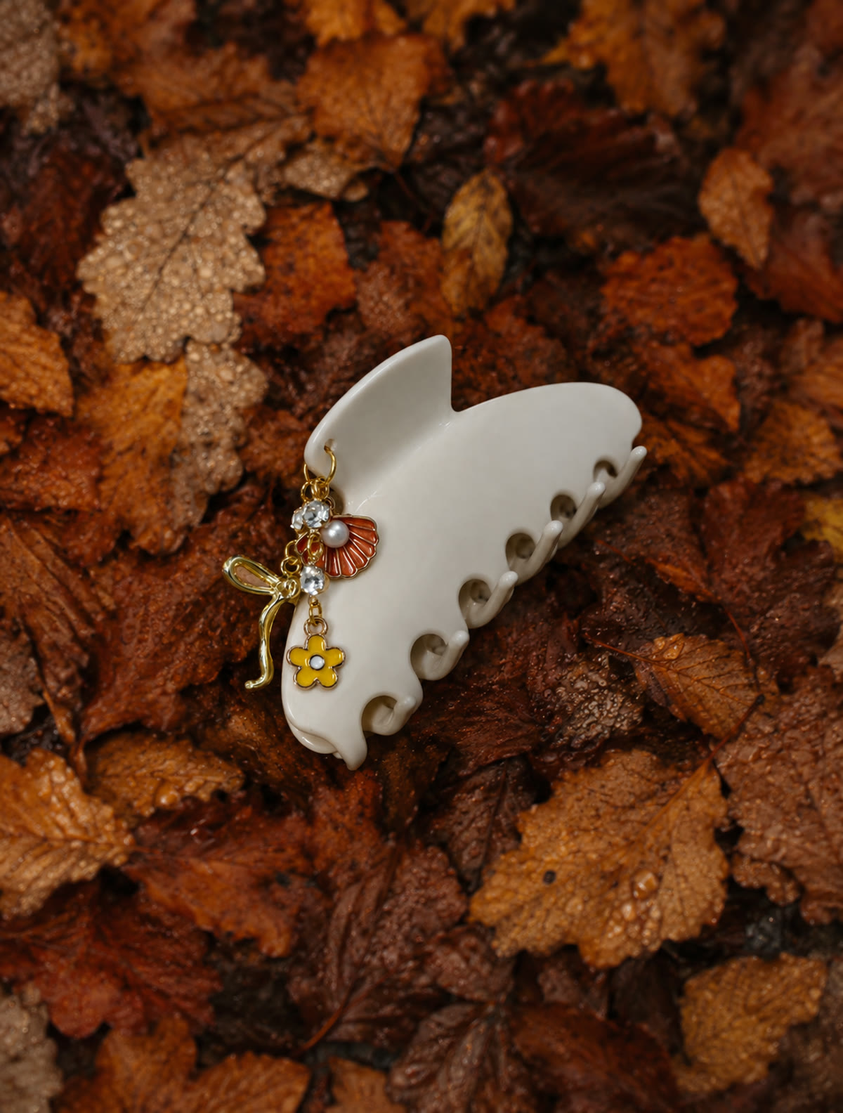 Amsterdam ivory claw clip on autumn leaves, Lehr