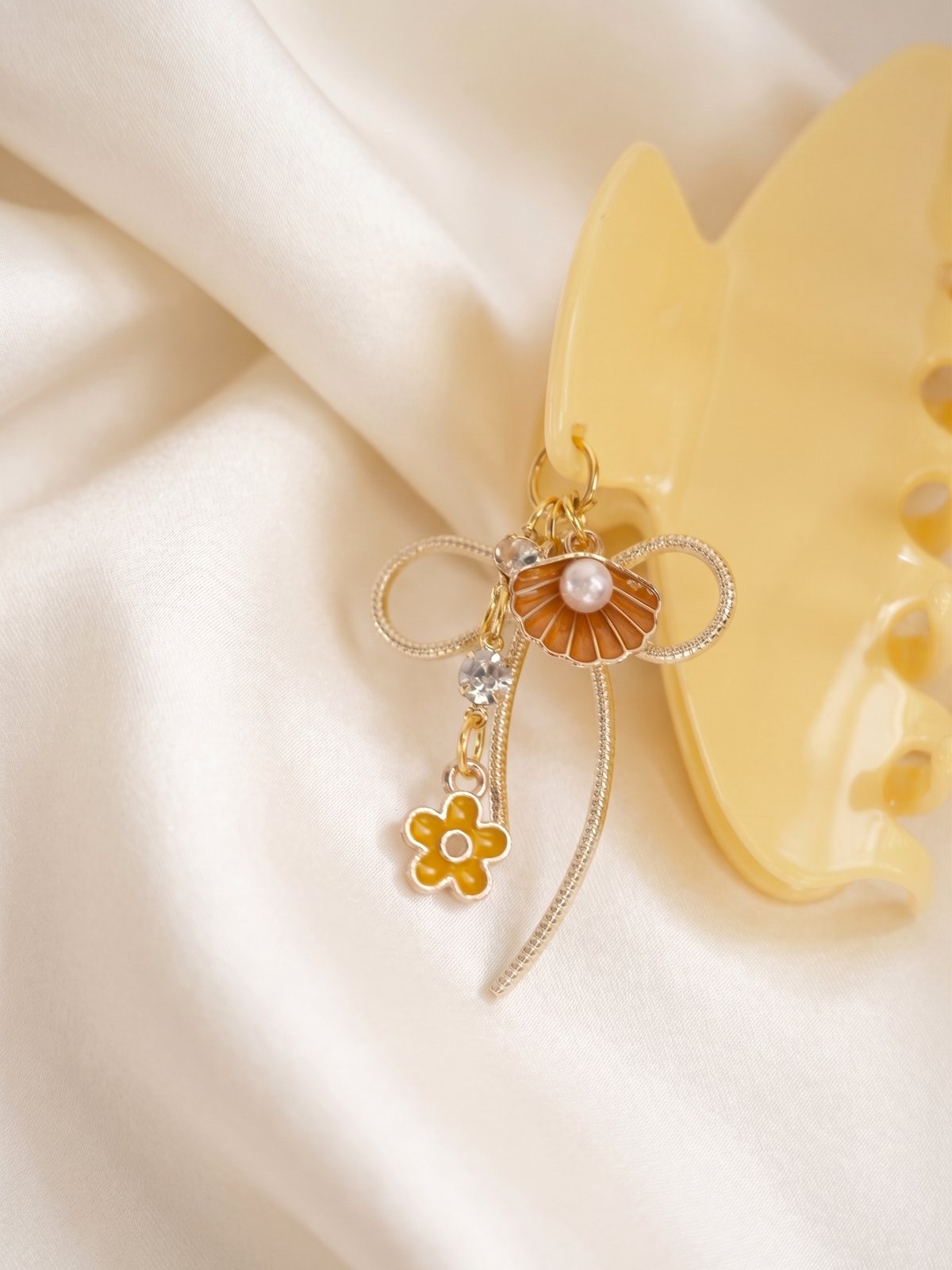 Capri clip, charm detail