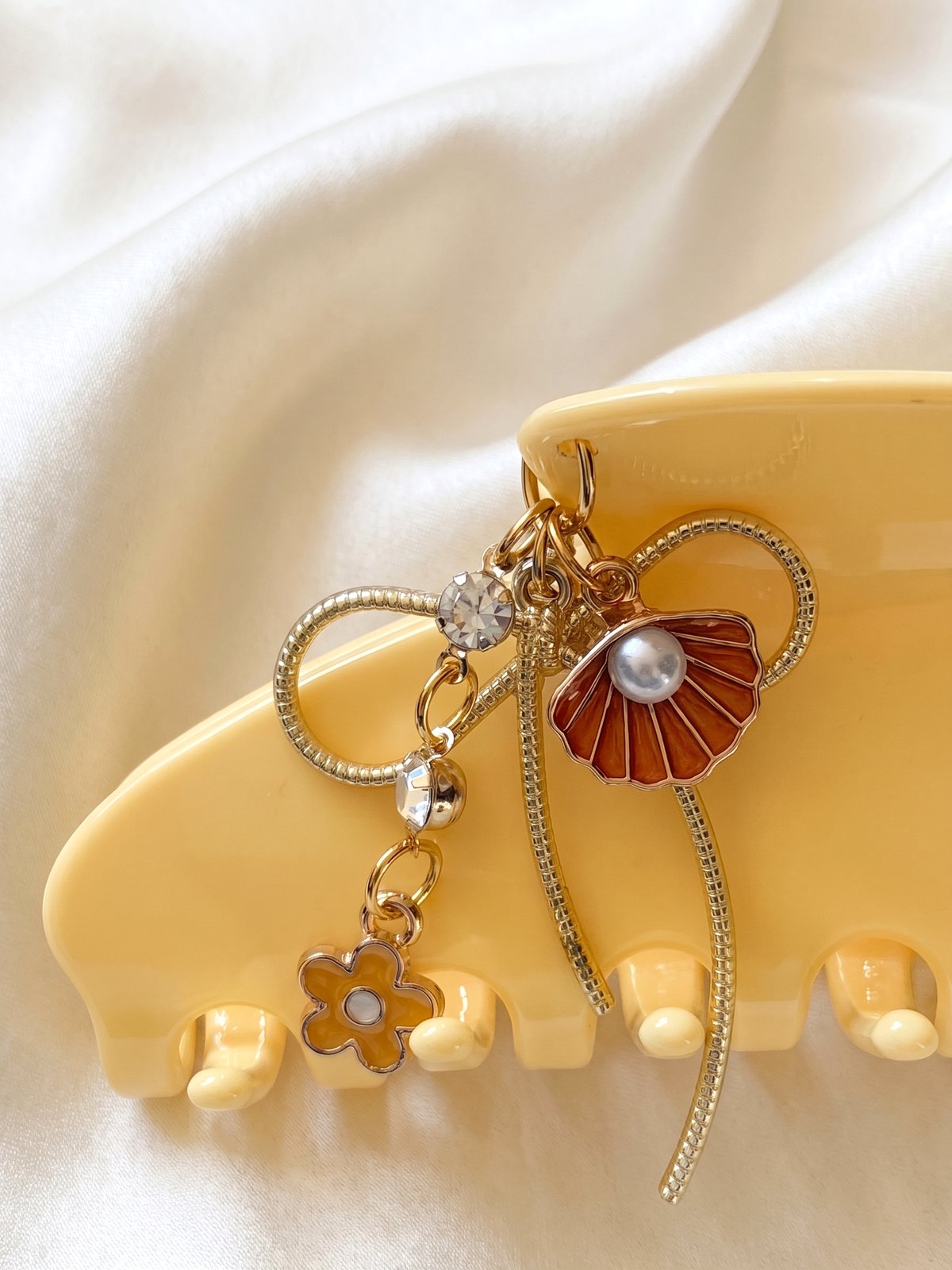 Capri clip, cluster close-up