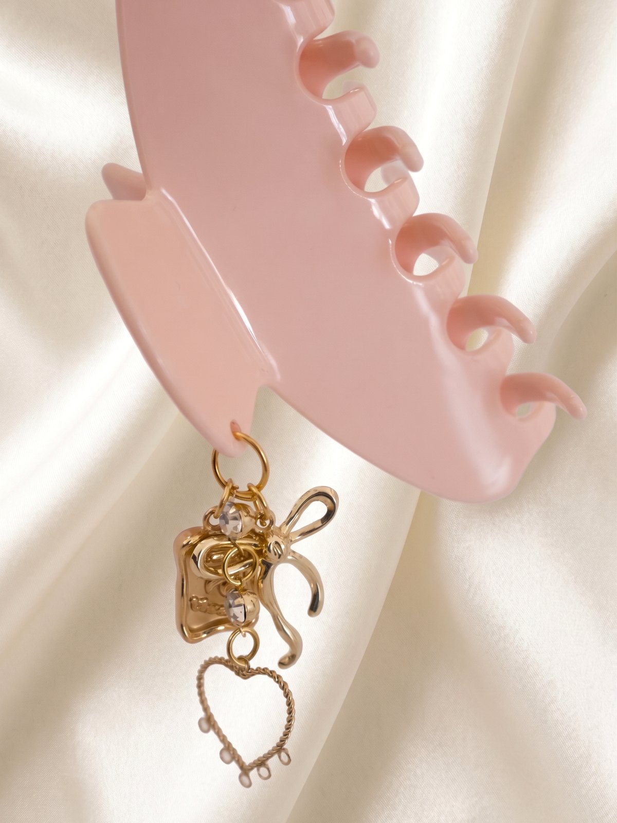 Malibu clip, charm detail
