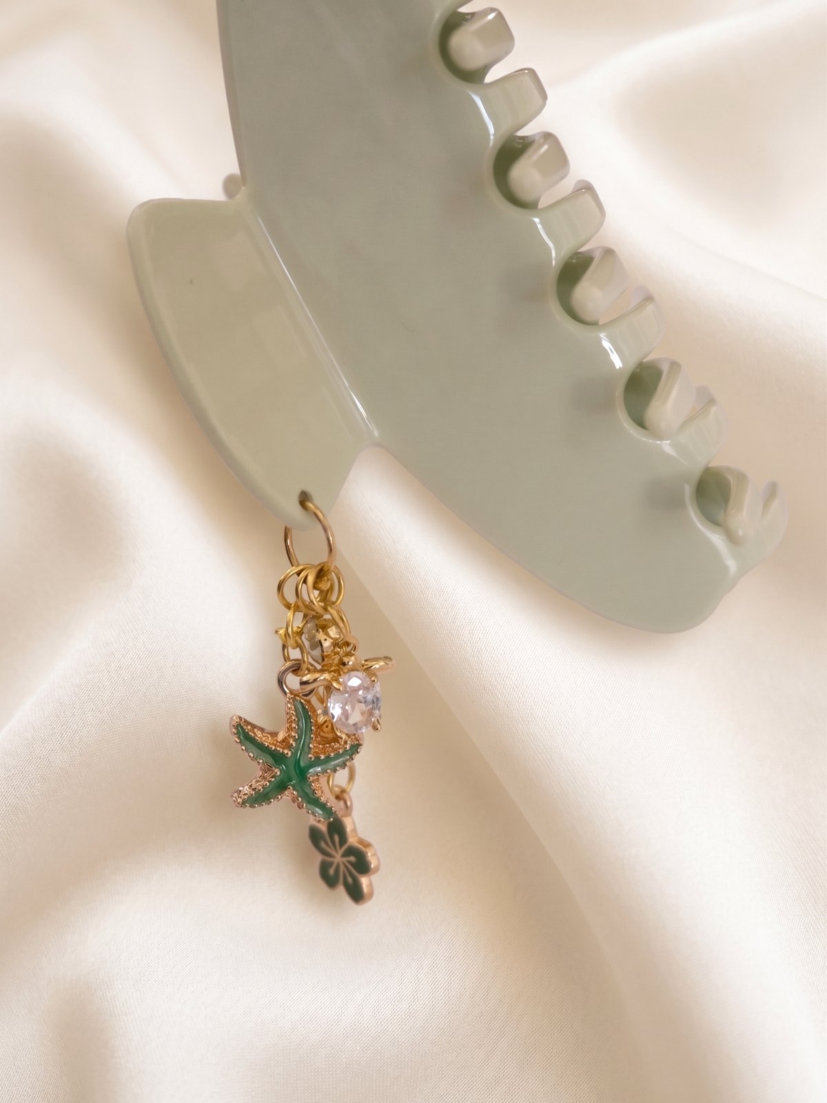 Maui clip, charm detail